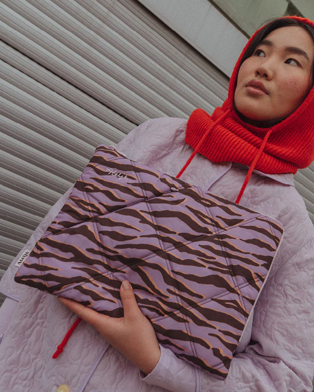 Puffy recycled laptop sleeve - Savanna - Image 6