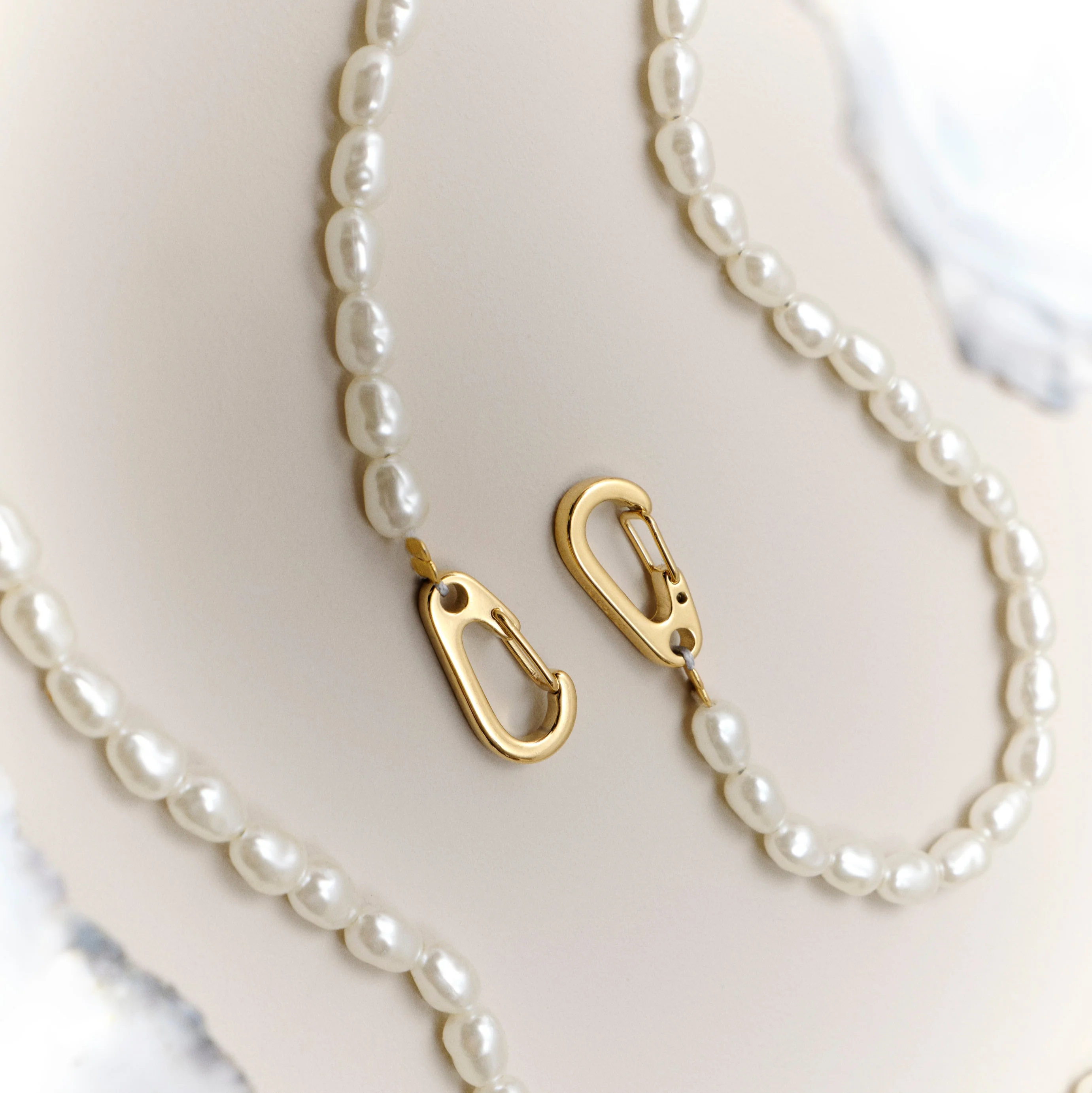 Transparent recycled iPhone case with Pearl drop 2.0 and Cloudy 2.0 cord - Image 4